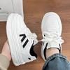 Zapatos blancos combinables para estudiantes, zapatillas de deporte de suela gruesa de alta gama para mujer, zapatillas de aumento de altura, zapatos casuales de nuevo estilo de otoño 2024 con falda