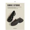 Sapatos femininos pequenos de couro, estilo britânico, nova coleção outono/inverno 2026, adequados para o trabalho e para combinar com saias, mocassins versáteis com solas grossas