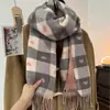 2025 Nuevo Bufanda de Cachemira Sintética con Estampado de Corazones para Mujer Otoño e Invierno Moda Versátil Doble Cara Engrosada Chal Transfronterizo