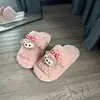 Chinelos de Algodão Fofos de Desenho Animado com Tira Dupla e Dedos Abertos 2026 Outono/Inverno Novo Estilo Feminino para Casa Slip-On Sapatos Peludos
