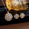 Conjunto de Colar e Brincos de Zircônia Levemente Luxuoso para Mulheres Estilo Europeu e Americano Pingente Redondo Vazado Versátil Toque de Alto Padrão Joias de Casamento