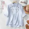 Camisa artística de algodão gaze dupla camada estilo floresta de verão para mulheres, corte solto com flores bordadas, algodão macio, mangas de três quartos