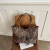 Bolso tote nuevo retro con estampado de leopardo 2026, bolso de hombro de gran capacidad, estilo europeo y americano, bolso de mano simple y casual para ir al trabajo