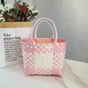 Nova bolsa de piquenique de primavera, bolsa de palha grande, esquema de cores rosa fofo, design xadrez color-block fresco e estiloso
