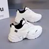Zapatos para Mujer Más Vendidos en Douyin Suela Gruesa Aumentan la Altura Cómodos Zapatos de Papá Moda Versátil para el Trabajo Casual Deportes Zapatos Blancos 8863