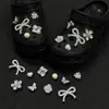 Accesorios para Zapatos Croc Negro y Plateado Camelia Brillante DIY Flor de Zapato de Pedrería de Alta Gama Hebilla de Zapato Joyería de Perlas Accesorios