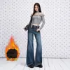 Jeans retro azul de cintura alta elástico forrado com fleece, espessado, para mulheres, novo estilo outono/inverno 2026, modelador e quente, flare