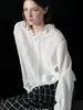 Estilo de Moda Relajado con Textura Ligeramente Arrugada, Dobladillo que Ceñe la Cintura, Cuello Irregular de Encaje Retro, Camisa Blanca para Mujer 34231