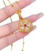 Colgante de Trébol de Cinco Hojas Hueco de Filigrana de Oro Antiguo Diamante Lujo Accesible Flor de Corindón Rojo de Gama Alta Colgante Joyería