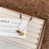 Collar colgante vintage de gota de agua, racimo de uvas y pez pequeño para mujer, cadena para suéter de nicho de lujo ligero de alta gama, accesorio para cuello largo