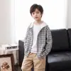 Camisa xadrez infantil estilo igual no shopping Outono 2026 Camisa 100% algodão para meninos Estilo Primavera e Outono Roupa infantil Jaqueta para crianças maiores