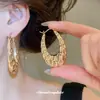 Pendientes metálicos plisados en forma de U transfronterizos europeos y americanos, vintage, sencillos, elegantes, exquisitos, de lujo ligero, pendientes de alta gama para mujer