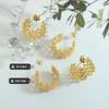 Pendientes de acero de titanio con pequeñas cuentas doradas y diseño de nicho en forma de C, con diseño de cuadrícula y baño de viento estilo Hong Kong, chapados en oro de 18 quilates.