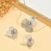 Colar e Brincos Europeus e Americanos com Flor Vazada Transfronteiriços, Gargantilha de Nicho Simples e Luxuosa, Acessório de Pescoço Moderno e Único para Mulheres