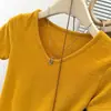 Foto Real de una Camiseta Lisa de Manga Corta con Cuello en V Estilo Coreano para Mujer, Verano Versión Coreana Ajustada Camiseta Básica Adelgazante Top Corto
