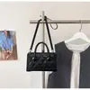 Bolso de mano versátil estilo Chanel de charol, nuevo para otoño 2026, de alta gama, pequeño cuadrado para llevar al hombro o cruzado