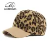 Gorro de Lana de Cordero para Mujer, Estilo Otoño e Invierno, Gorra de Béisbol Engrosada y Cálida, Sombrero de Sol con Visera Rígida, Gorra Versátil con Visera Estampado de Leopardo