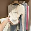 Camiseta Feminina de Veludo Damasco com Ombro Direito Descoberto e Cintura Marcada, Novo Estilo Outono/Inverno, Chique e Moderna, Blusa de Manga Longa com Decote Clavicular