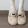 ¡Absolutamente precioso! Perfecto con una falda y zapatos planos. Un estilo suave y delicado en color blanco roto con punta redonda, un detalle de lazo y un diseño sin cordones.. Estos son zapatos planos y mullidos