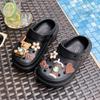 Novos Sapatos de Furos EVA com Ursinho Cartoon para Meninos e Meninas, Solado Espesso Antiderrapante, Baotou, para Uso Interno e Externo, Coleção Primavera e Verão 2025