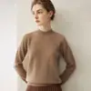 Suéter de tricô com gola alta parcial em cashmere para mulheres, novo estilo outono e inverno, camisa base simples e versátil, pulôver solto na cor camelo