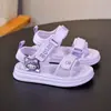 Sandálias Infantis 2025 Verão Novo Moda Casual Infantil Estilo Princesa Criança Grande Menina Fofa Moda Sapatos de Praia