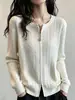 Colección de otoño para mujer talla grande: un suéter de punto trenzado elegante y adelgazante con un diseño de doble cremallera