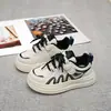 Tênis Novos de Outono 2026 para Crianças, Fechamento com Velcro Unissex, Sapatos Casuais de Solado Grosso, Sapatos Macios e Respiráveis para Estudantes