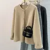 Foto real de un cárdigan suéter suave y atmosférico para mujer, perfecto para otoño e invierno, una prenda exterior de punto roja retro para el Año Nuevo