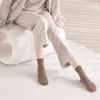 Calcetines calcetines de media pantorrilla para hombre otoño e invierno calcetines de rizo antibacterianos para hombre tubo largo color liso simples ins modernos calcetines versátiles