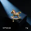 Nuevo Broche de Caballo Estilo Chino con un Toque de Lujo Ligero y de Alta Gama, Pin de Pedrería Roja, Accesorio de Moda Versátil para Mujeres, Broche de Aleación