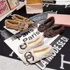 Nueva colección de pantuflas de lana de cordero Kalaoya, con diseño de punta poco profunda, estilo slip-on, forro de felpa y suela plana, disponibles como zapatos para mujer