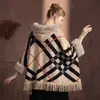 Abrigo Estilo Capa para Mujer, Otoño e Invierno Forrado de Polar y Engrosado, Cuello de Piel Sintética de Conejo, Elegante Cuadros con Flecos, Abrigo Holgado Oversize