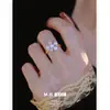 Anillo Coreano Elegante y Exquisito de Flor de Perla y Circonita para Mujer Anillo de Lujo Accesible de Gama Alta Anillo de Dedo Índice Ajustable de Moda