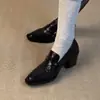 Novos mocassins pretos de salto grosso 2026 para mulheres, apresentando um design de fivela retrô estilo britânico, estilo fácil de calçar e um visual chique e versátil adequado para o trabalho