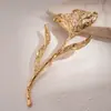 Broche Metálico Plegado de Flor Elegante Transfronterizo Europeo y Americano, Accesorios de Nicho de Alta Gama de Estilo Moderno y Genial para Mujeres