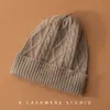 Gorro informal de cachemir calado de color liso, gorro de punto trenzado tridimensional, gorro de lana versátil y cálido para mujer, otoño e invierno 2023