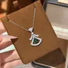 Nueva joyería de moda, collar de acero de titanio para mujer, cadena de clavícula exquisita y a la moda con circonitas de diamantes completos, colgante de lujo ligero