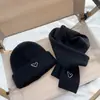 Conjunto de Dos Piezas de Punto Bordado con Tema de Amor para Niños Otoño e Invierno Bebé Suave y Cálido Gorro y Bufanda de Lana Conjunto a Prueba de Frío Venta al por Mayor