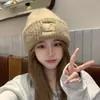Novo gorro de tricô outono e inverno para mulheres, forrado com fleece e espesso, gorro versátil para circunferência de cabeça grande, chapéu quente e protetor de orelhas para clima frio