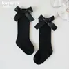 Meias de algodão de alta qualidade para primavera e outono para crianças, meias de cor sólida com acabamento em renda para meninas, meias para bebês, meias para recém-nascidos, meias de princesa com laço