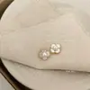 Pendientes de Flor de Perla de Alto Brillo con Aguja de Plata 925 y Concha Artificial para Mujer, Pendientes Pequeños Cortos Exquisitos Súper de Hada, Pendientes Retro