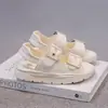 Sandálias Infantis 2026 Verão Novo Estilo Meninos e Meninas Fivela de Cinto Anti-Pé Calçados de Praia Bebê Casual Leves Sandálias Tendência