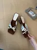 Sandálias Femininas Slip-On de Salto Anabela com Biqueira Aberta, Versáteis para Uso ao Ar Livre, Novo Estilo de Férias Verão 2026 Sandálias de Praia Tendência