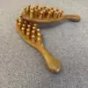 Pente de Sândalo Dourado Natural com 8 Dentes para Cabeça, Raspador Corporal Multifuncional, Escova para Terapia Capilar, Massagem de Meridianos, Pente para Cabelos Cacheados