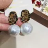 Brincos com Tarraxas de Pérola Vermelha Ancola para Mulheres, Brincos Aveludados de Luxo Leve de Alta Qualidade, Acessórios de Orelha Outono e Inverno