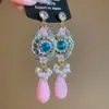Mariposas Cayendo en Ramas de Primavera~Aretes de Flor de Cristal y Zirconia, Exquisitos Ganchos de Oreja Estilo Corte Francés, Aretes de Lujo Ligero para Mujeres con un Toque de Alta Gama