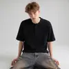 Camiseta de manga corta con textura y cuello Henley para hombre, marca de tendencia de verano nueva, elegante y de corte holgado, adelgazante, estilo fino