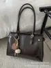 Bolso Casual y Versátil para Mujer Gran Capacidad Nuevo Otoño e Invierno 2025 Bolso de Hombro Retro Bolso Tote de Alta Calidad para Viajes