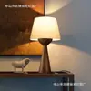 Nova luminária de mesa simples e elegante em estilo vintage para sala de estar e escritório, luminária de cabeceira de madeira maciça para uma atmosfera aconchegante no quarto